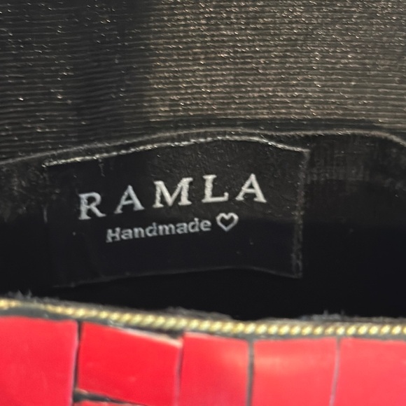 Elegant Red and Gold Crossbody Bag with Ornate Beadwork - Picture 4 of 9